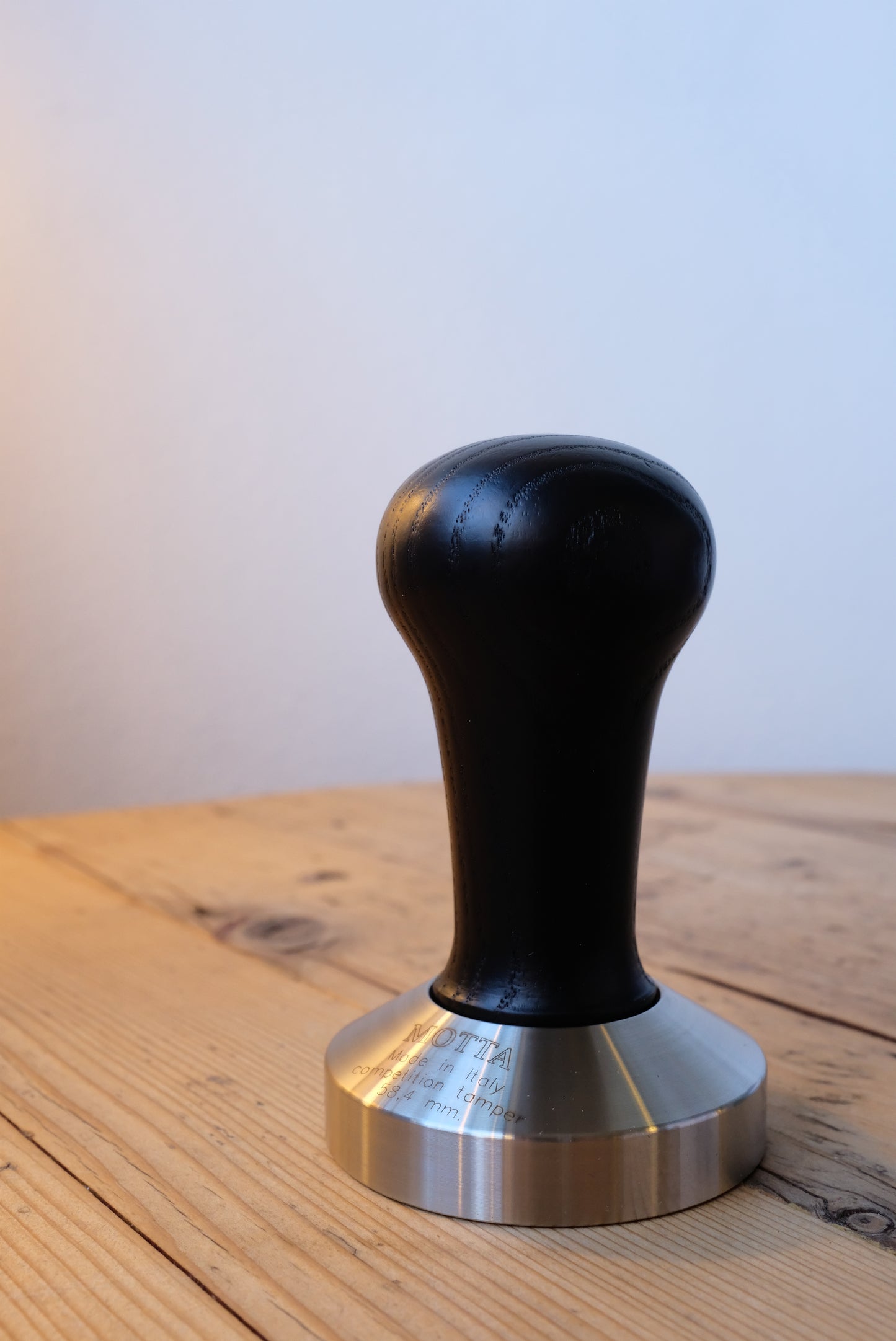 Motta Tamper Edelstahl plan mit Holzgriff schwarz gerade 58.4mm