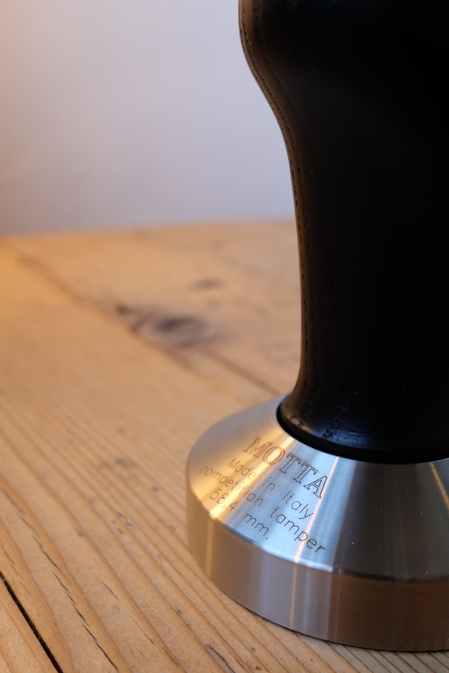 Motta Tamper Edelstahl plan mit Holzgriff schwarz gerade 58.4mm